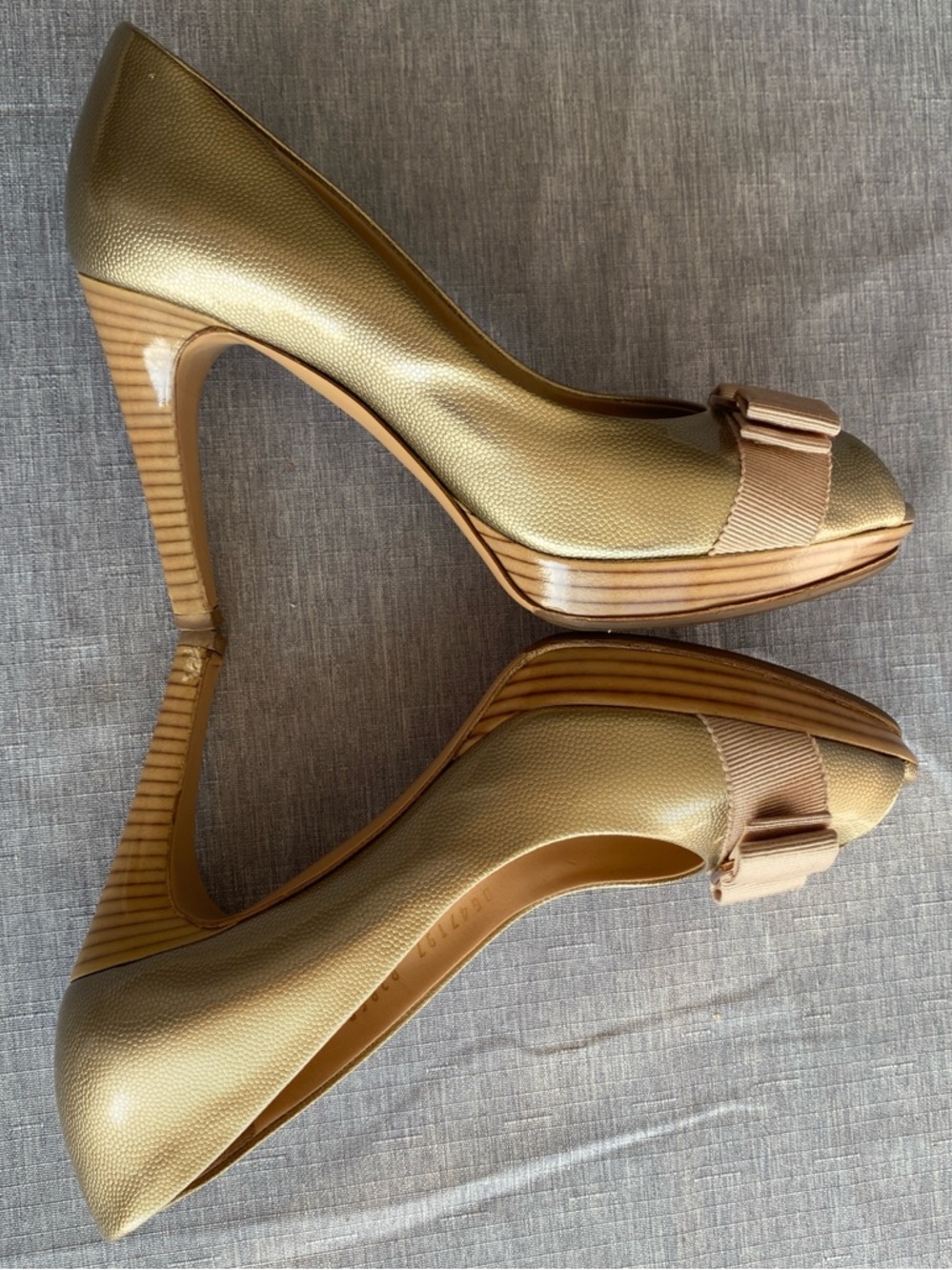🇮🇹 Salvatore Ferragamo|Gold Leather Vara Bow Peep Toe Pumps - Picture 8 of 16